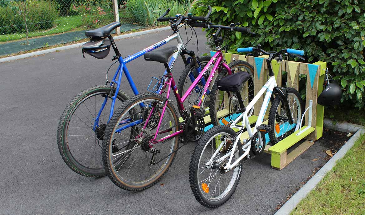 Fabriquez un rack à vélo en palette pour votre garage ou devant