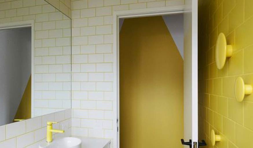 Salle de bain carrelage blanc 10X10 joints jaune  Salle de bains carrelage  blanc, Carrelage salle de bain, Relooking de salle de bain
