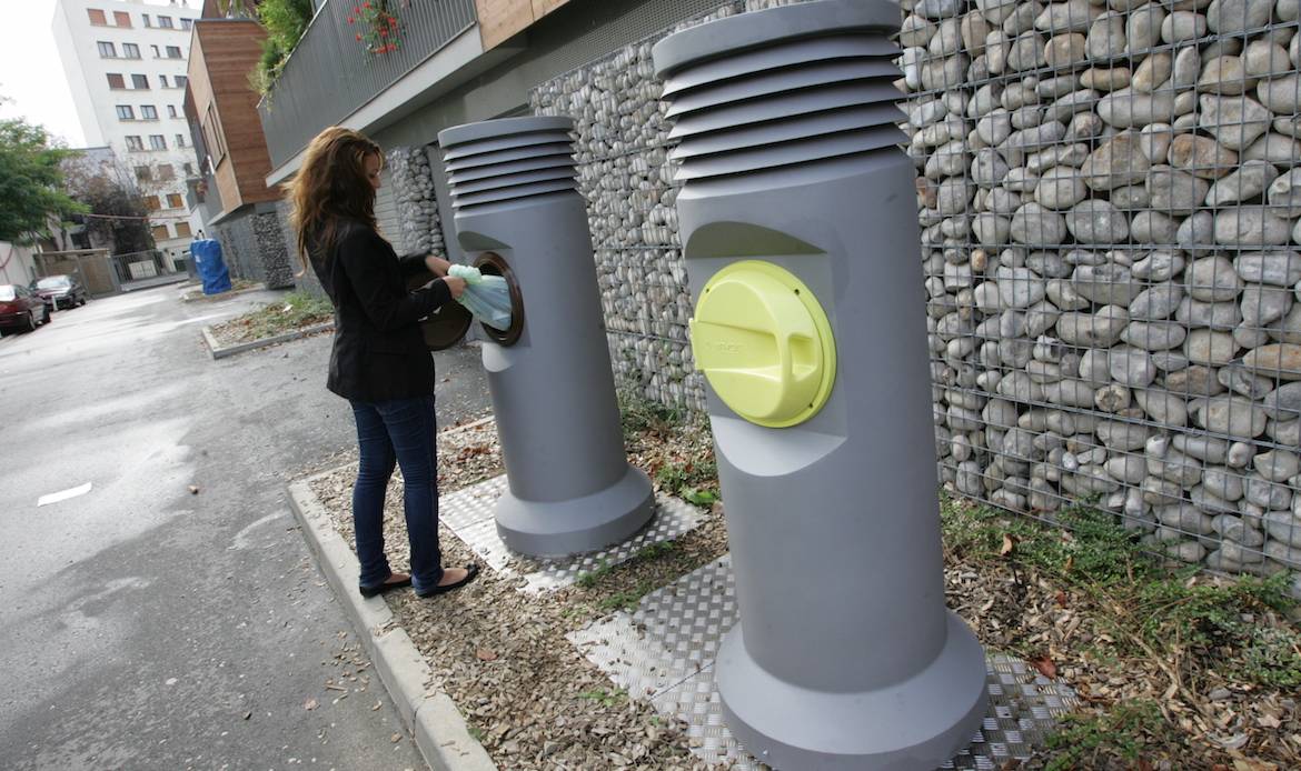 Des poubelles à système compacteur de déchets souterrains ont été  installées à Tinos. - www.