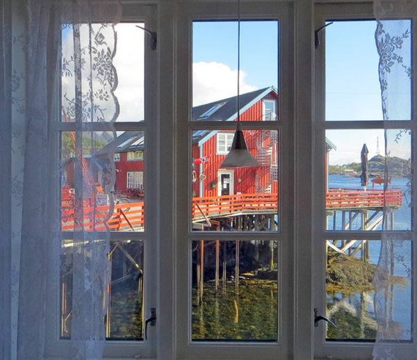 Norvège : des lampes suspendues devant les fenêtres contre la nuit