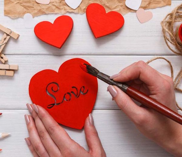 Idée cadeau DIY Saint Valentin : une ardoise à coeurs - Idées