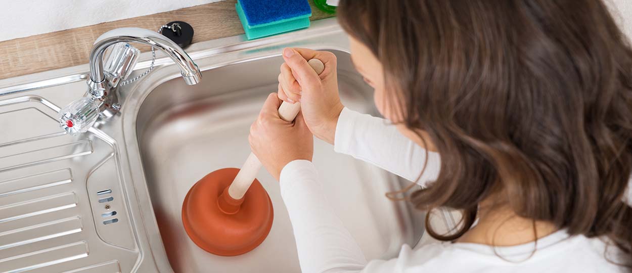 4 astuces simples et efficaces pour retirer les cheveux qui bouchent les  canalisations de votre douche