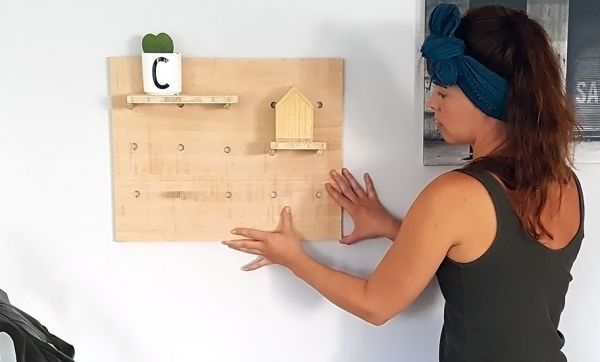 Tuto : Fabriquez un petit pegboard pour le bureau de votre enfant !