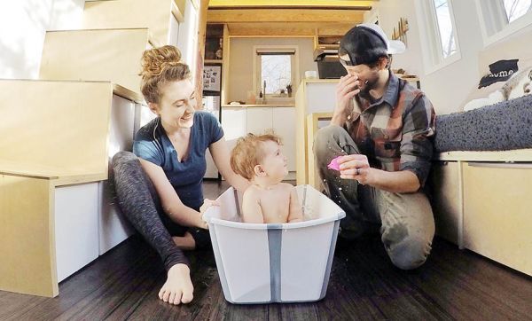 Ce couple prouve qu'il est possible de vivre avec un bébé dans une tiny house