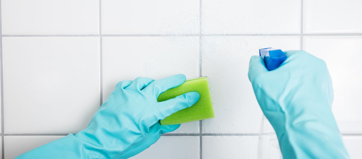 10 astuces pour nettoyer des joints de carrelage de salle de bains noircis