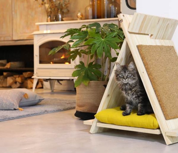 DIY chat : une petite cabane en bois en forme de tipi pour votre chat !