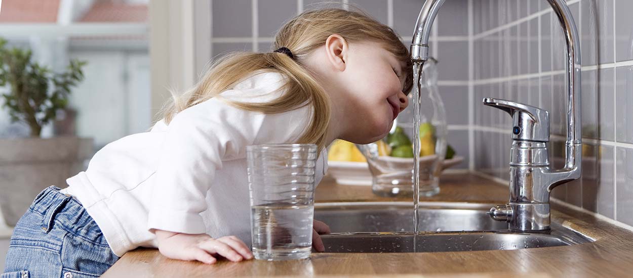 Fabriquez une cuisine pour enfant avec un robinet et de l'eau qui coule !