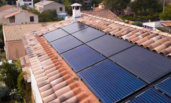 Ce panneau solaire 2 en 1 produit de l'électricité et chauffe l'eau de la maison