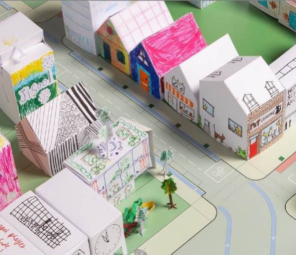 Idée d'activité d'intérieur pour enfants : créer une ville et une tour en  origamis