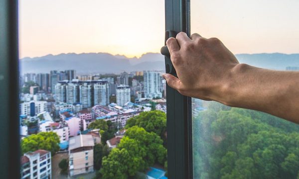 Ce système anti-bruit diminue les sons de la rue quand les fenêtres sont grandes ouvertes