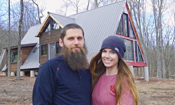 Ils construisent une maison triangle en couple : regardez le chantier en accéléré en vidéo