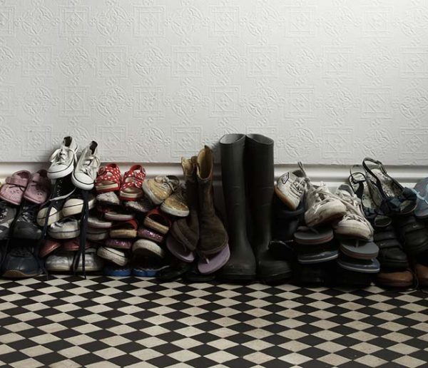 Faut-il retirer ses chaussures dans la maison? Deux scientifiques se  prononcent