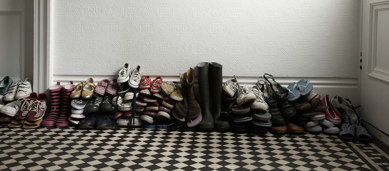 Des scientifiques expliquent qu'on peut garder nos chaussures à la maison