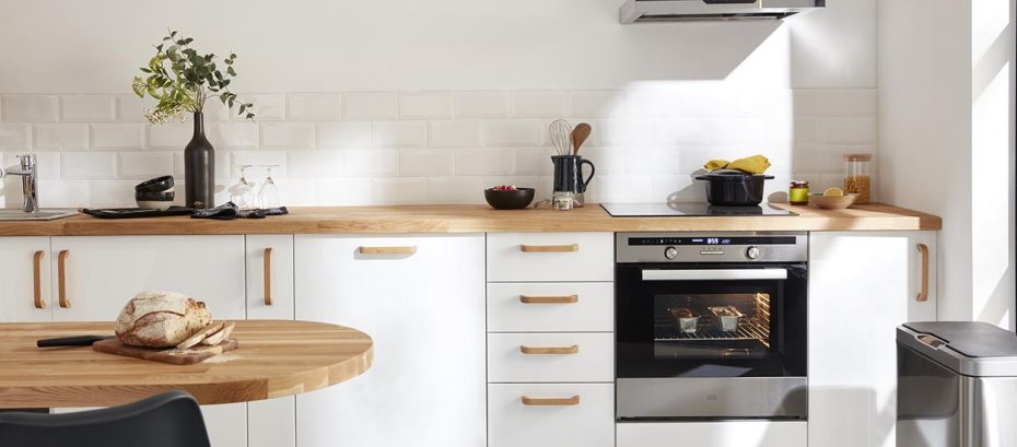 Aménager une cuisine minimaliste avec de la couleur