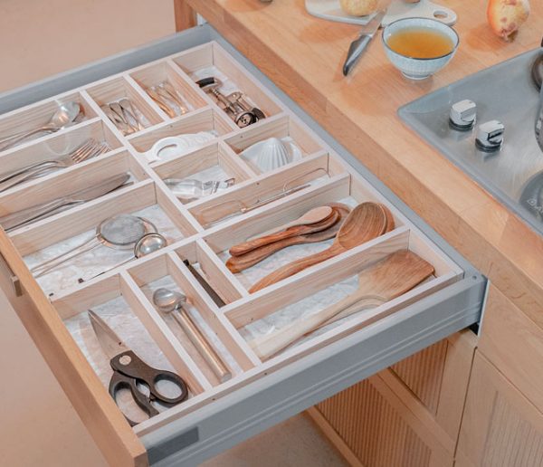 Dans la cuisine, à chaque objet son rangement  Rangement tiroir cuisine, Rangement  couteau, Idée rangement cuisine