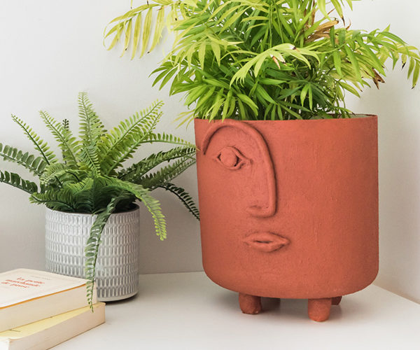 Tendance terracotta : relookez un pot en plastique avec un visage