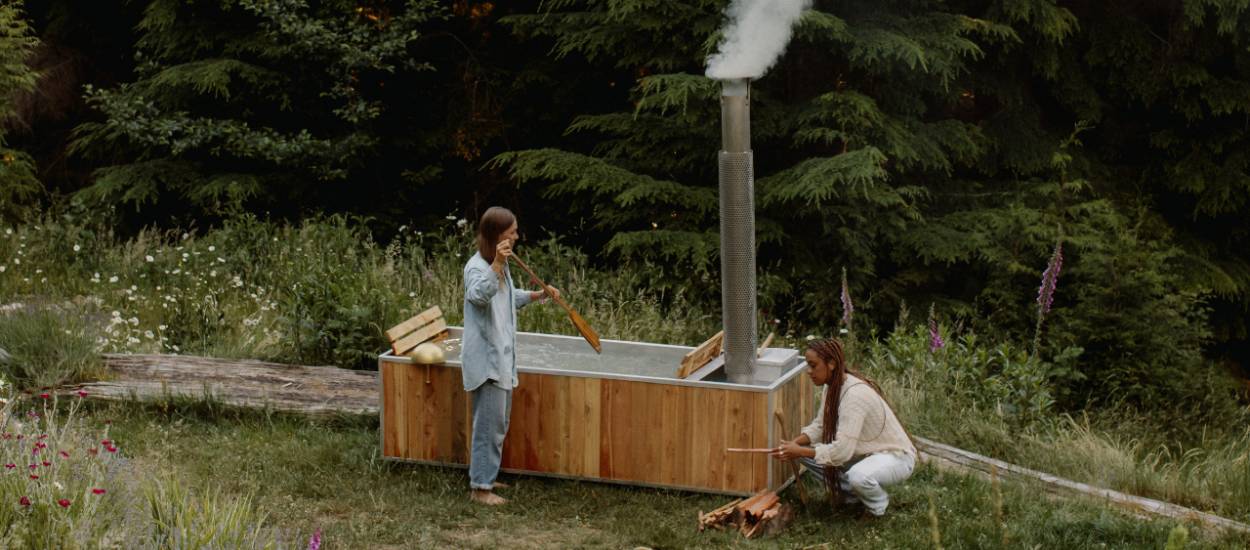 Une baignoire d'extérieur design par Goodland est chauffée au feu de bois