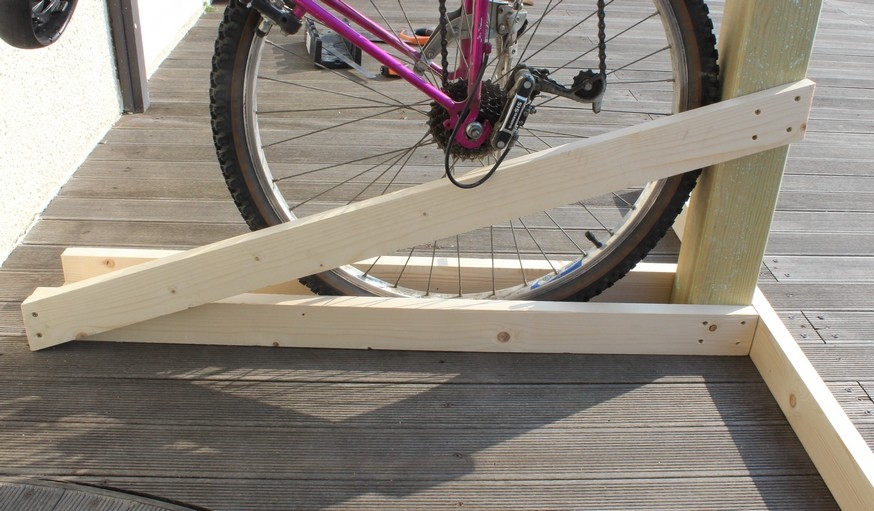 Comment faire un porte vélo ou range vélo au sol en bois - Travail