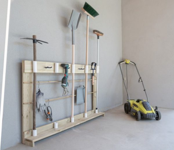Tuto : Fabriquez un ratelier pour ranger vos outils de jardin dans le garage
