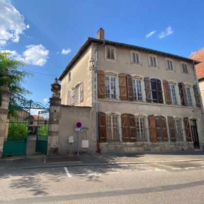 Il transforme une ancienne poste en une maison pour sa famille