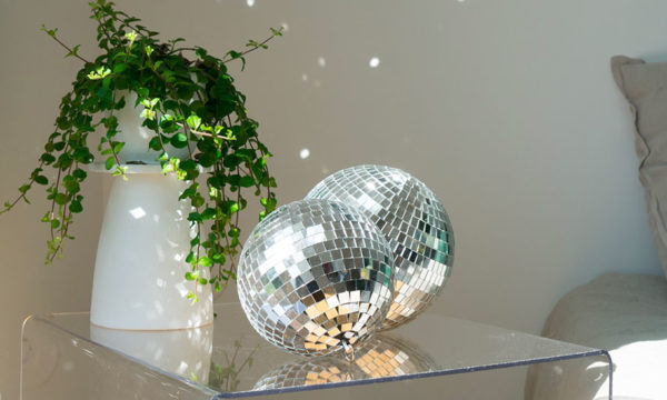 12 inspirations pour intégrer la boule disco dans sa déco